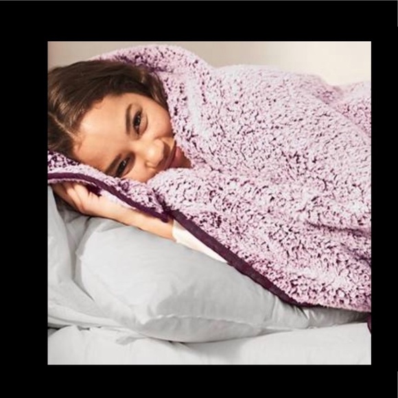Victoria’s Secret PINK Sherpa Blanket - Picture 3 of 6